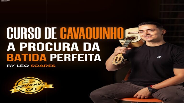 Aluno praticando a batida correta no cavaquinho com o curso de Léo Soares