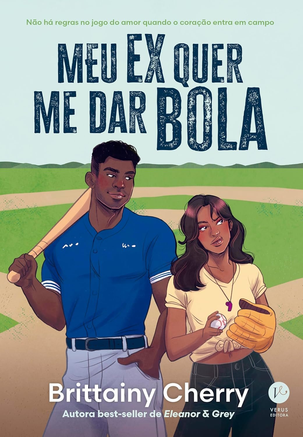 Book cover of 'Meu ex quer me dar bola' showing a baseball field, a woman in a uniform holding a bat, and a man in a uniform approaching, with a romantic sunset backdrop.