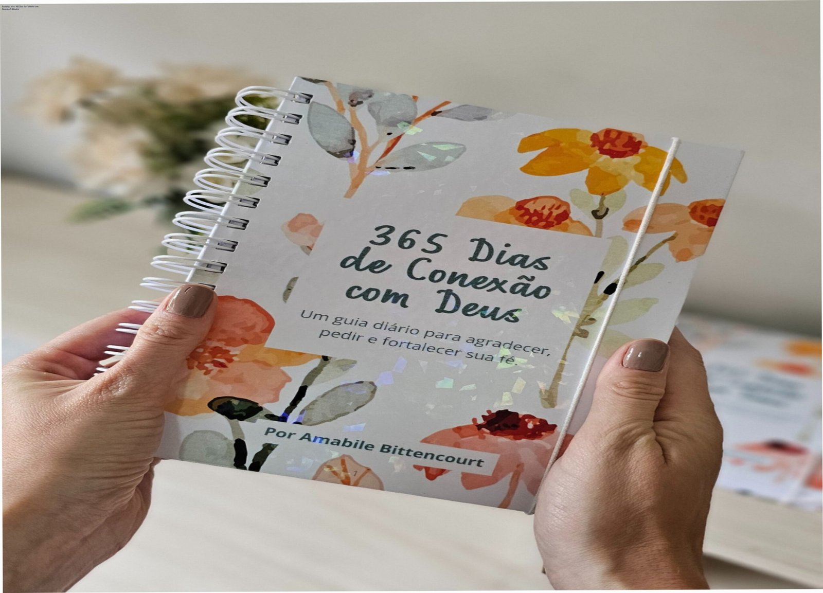Fortaleça a Fé: 365 Dias de Conexão com Deus em 5 Minutos 1 https://ondeaprender.com.br/como-aplicar-aplicacao-365-dias-de-conexao-com-deus-na-pratica/ Mão segurando o livro 365 dias de conexão com Deus com destaque para página de micro-hábito diário