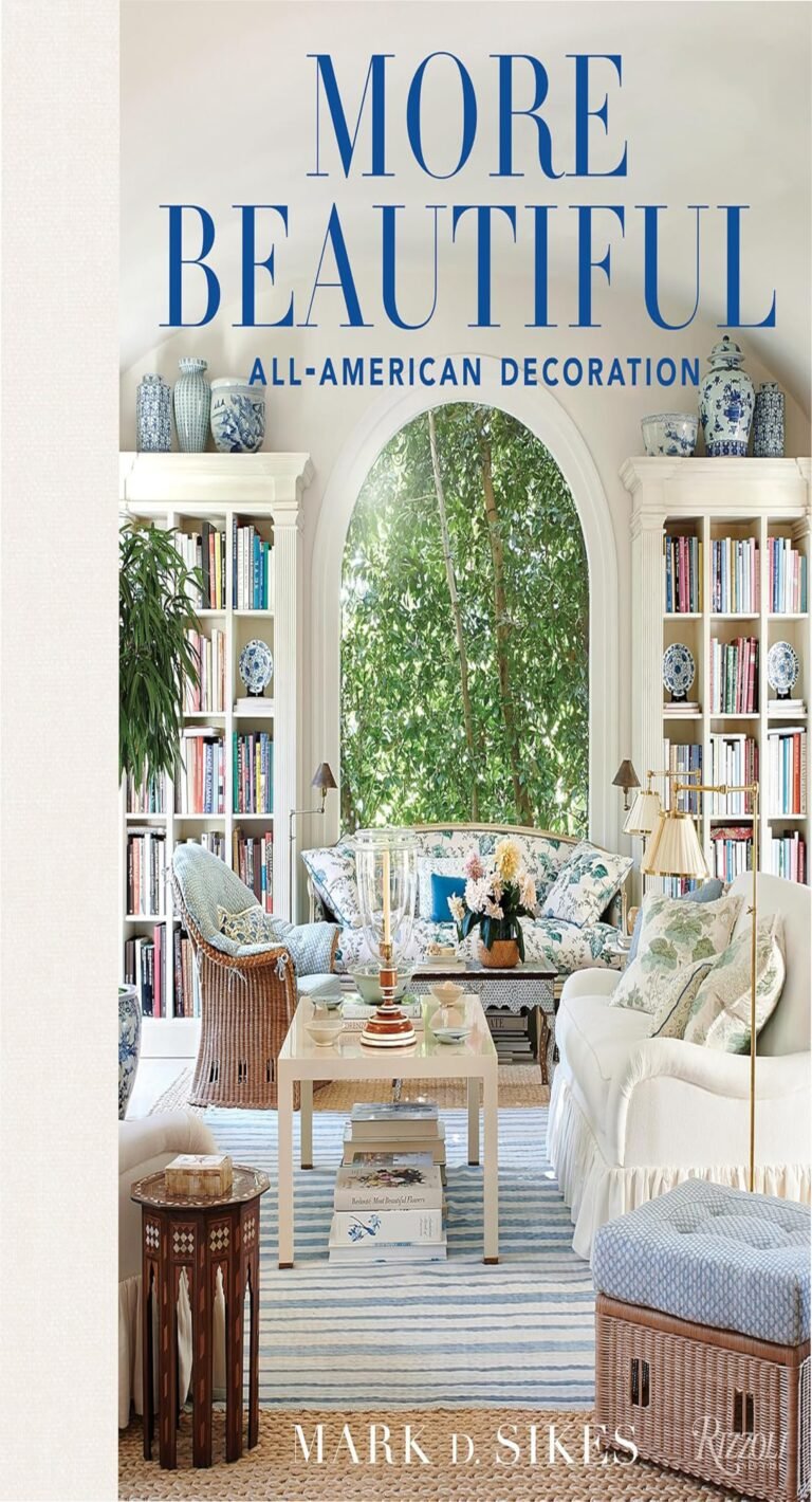 Capa dura do livro More Beautiful de Mark D. Sikes, mostrando design de interiores americano com padrões azul e branco