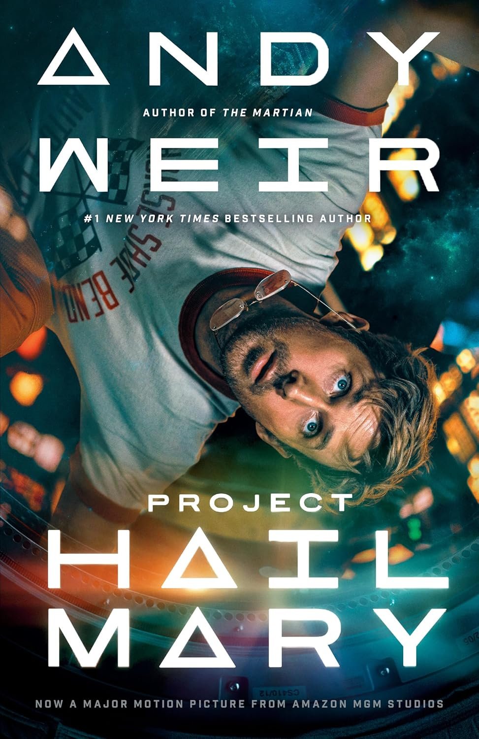 Livro Project Hail Mary - Andy Weir | Review Completo 2024 1 https://ondeaprender.com.br/project-hail-mary-andy-weir-review-completo-2024/ Capa do livro Project Hail Mary de Andy Weir com astronauta solitário em missão espacial