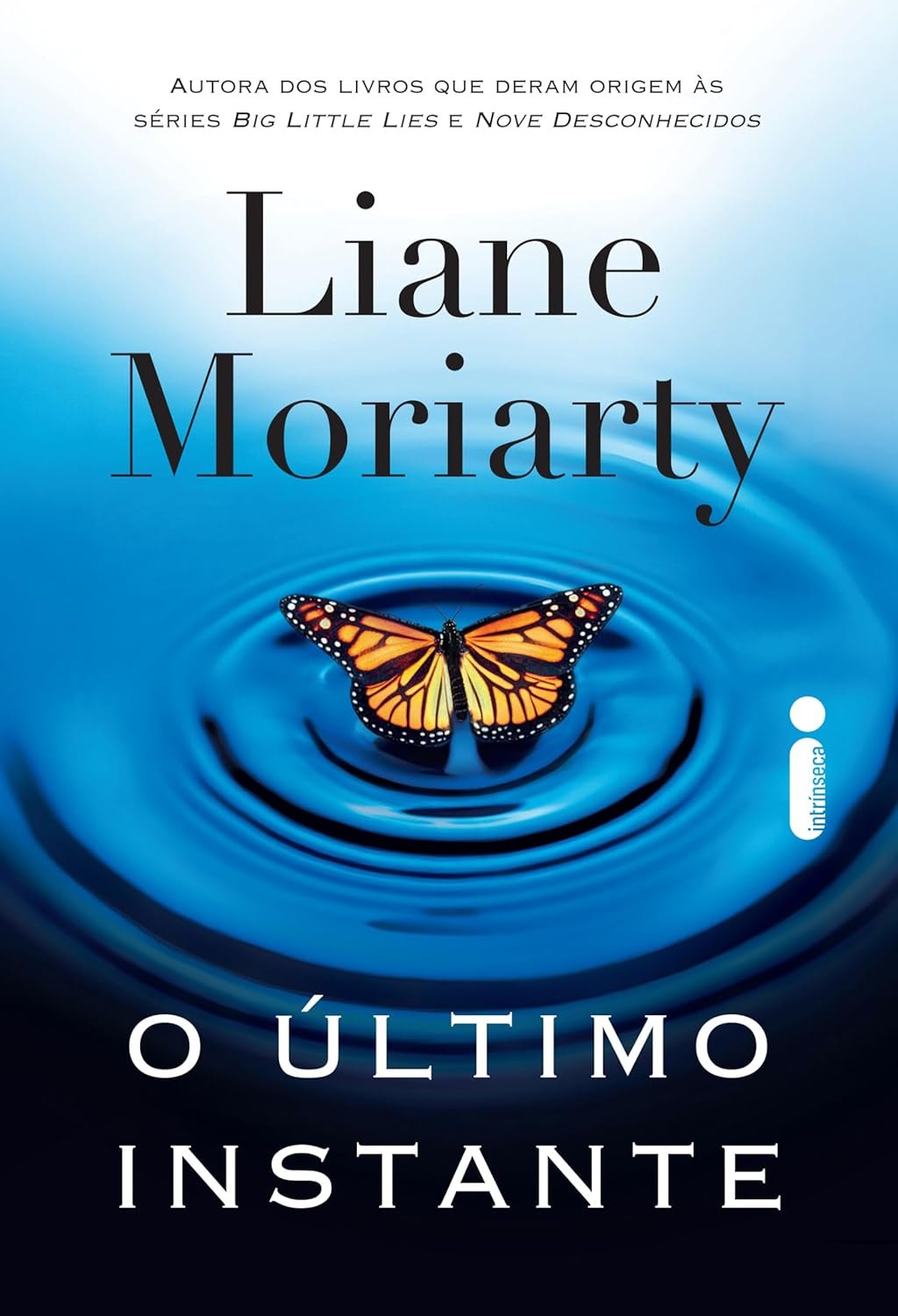 O Último Instante: Por que a previsão de mortes no avião atrai leitores? | Liane Moriarty 1 https://ondeaprender.com.br/o-ultimo-instante-prevista-mortes-voo/ Woman in airplane cabin holding a notebook, surrounded by passengers, hinting at foreknowledge of deaths