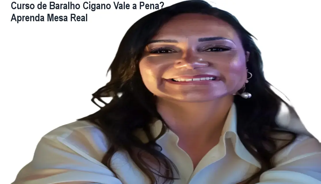 Aluna estudando cartas do Baralho Cigano com auxílio do curso online da Heloisa Helena