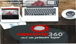 Profissional treinando memória com óculos e livros
