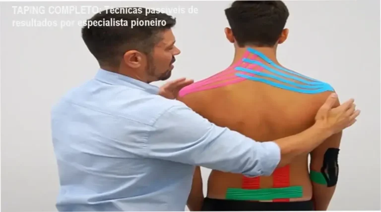 TAPING COMPLETO: Técnicas passíveis de resultados por especialista pioneiro 7 https://ondeaprender.com.br/metodo-speakai-ingles-facil-onde-baixar-gratuito/ Fisioterapeuta aplicando técnicas de kinesio taping em paciente com lesão esportiva
