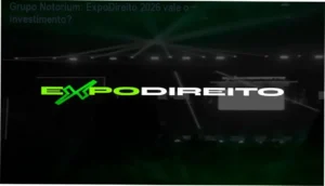 Ambiente de networking profissional em evento jurídico de grande porte com especialistas.