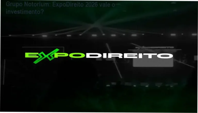 Ambiente de networking profissional em evento jurídico de grande porte com especialistas.