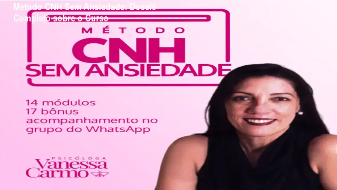 Mulher sorrindo com confiança ao segurar a CNH, simbolizando a superação do medo de dirigir com o método de Vanessa Carmo.